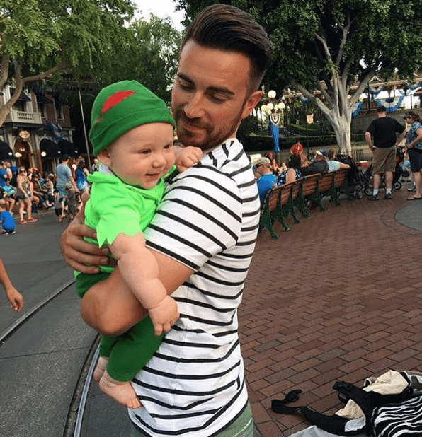 Papà super sexy a Disneyland: ecco il bizzarro Instagram che li colleziona