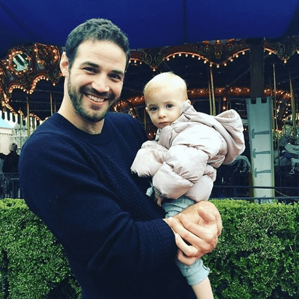 Papà super sexy a Disneyland: ecco il bizzarro Instagram che li colleziona