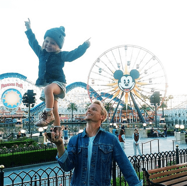 Papà super sexy a Disneyland: ecco il bizzarro Instagram che li colleziona