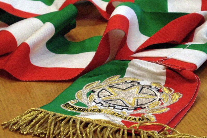 I sindaci contrari alle unioni civili restituiscano la fascia tricolore