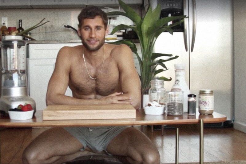 Il sexy chef Franco Noriega prepara il chia pudding. Ma sono tutti concentrati su altro…
