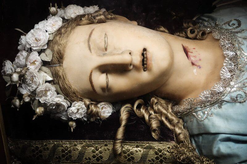 Cadaveri sublimi: ritratti fotografici alle reliquie dei santi italiani