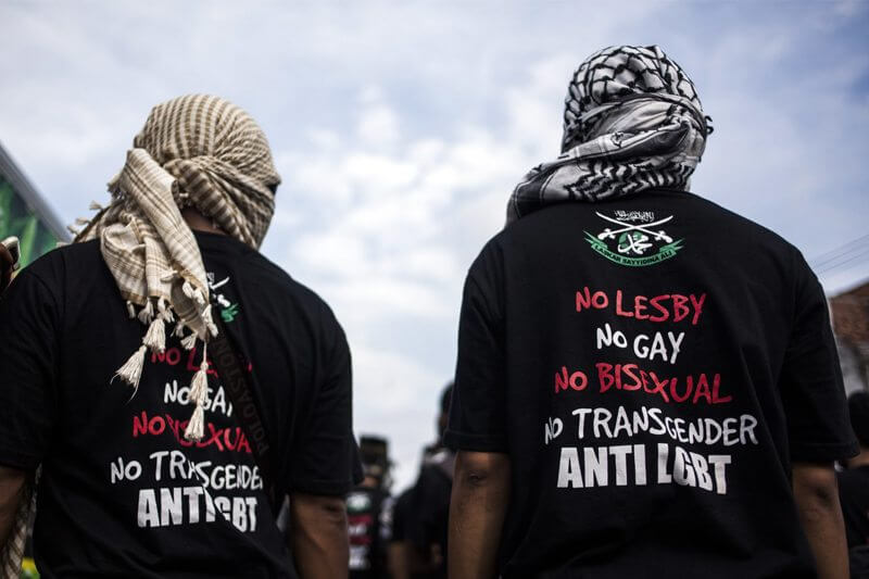 Indonesia: postano la foto di un bacio, “è pornografia gay”, vengono arrestati