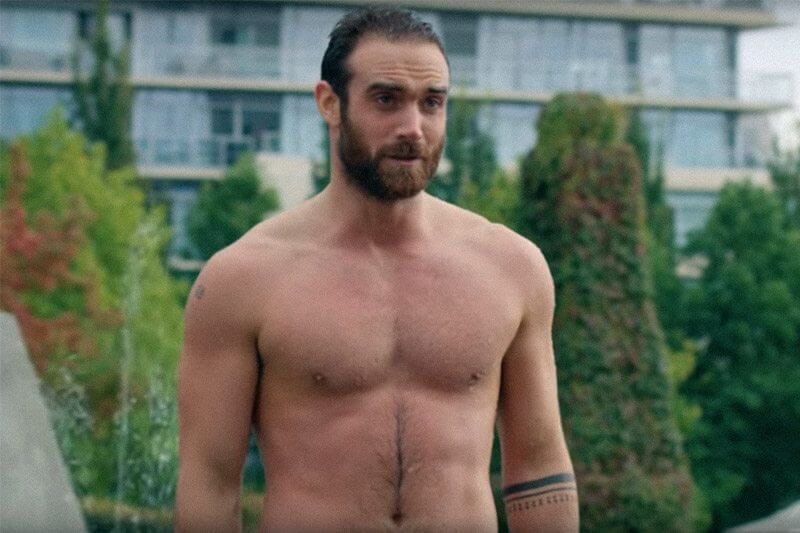 Joshua Sasse, fidanzato di Kylie Minogue, fa il bagno in mutande in una fontana