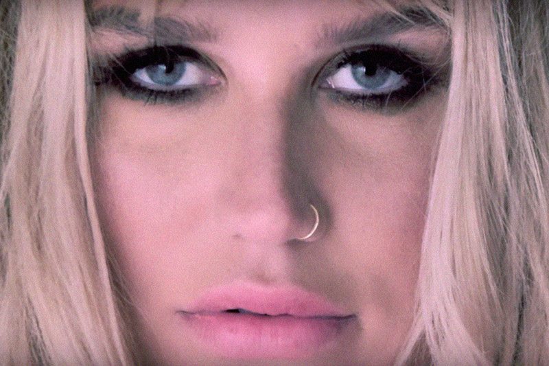 Il bellissimo video di Kesha: “Votate per difendere i diritti della comunità LGBT”