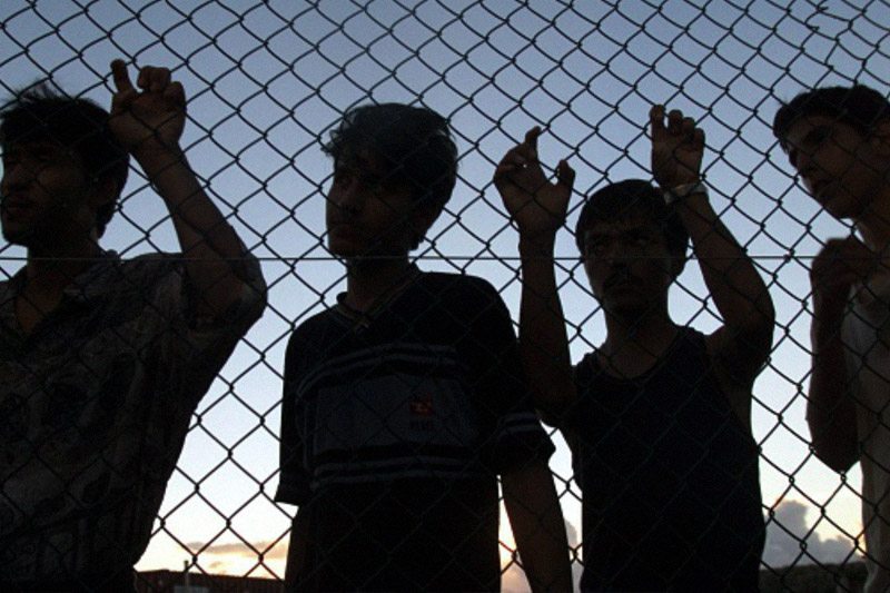 I migranti LGBT raccontano le loro storie drammatiche nei centri di detenzione britannici