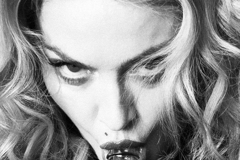 Madonna offre sesso orale a chi voterà Hillary: “Sono brava, ingoio anche”