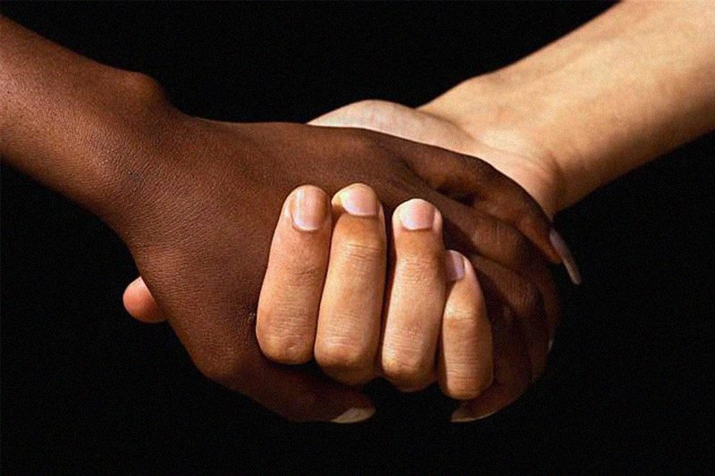 Cassazione: "Uno straniero unito civilmente con un italiano non può essere espulso" - mano bianca mano nera - Gay.it