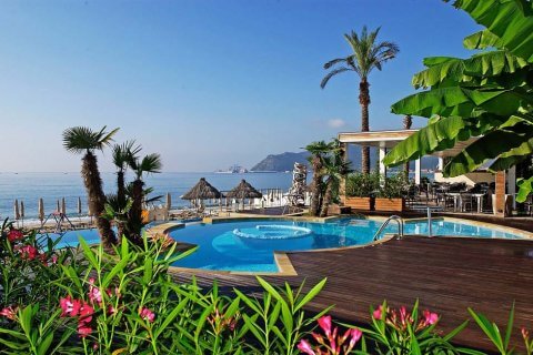 Unione Civile sul mare: Mare Hotel di Savona - mare hotel esterno con piscina - Gay.it