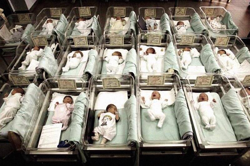 Crollo delle nascite in Italia: in 6 mesi 14 mila bambini in meno