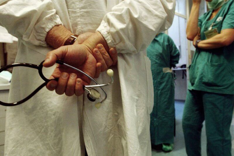 Muore dopo l’aborto di due gemelli, il medico obiettore si è rifiutato di intervenire