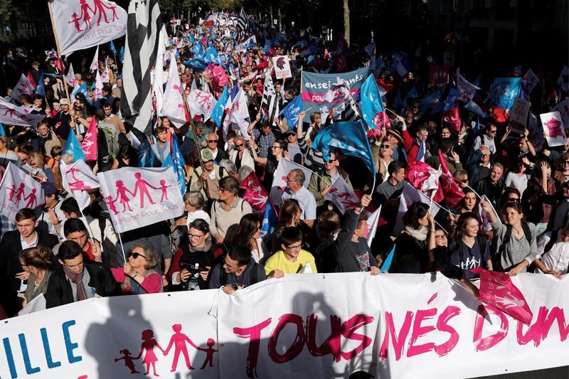 Parigi: decine di migliaia in piazza contro il matrimonio egualitario