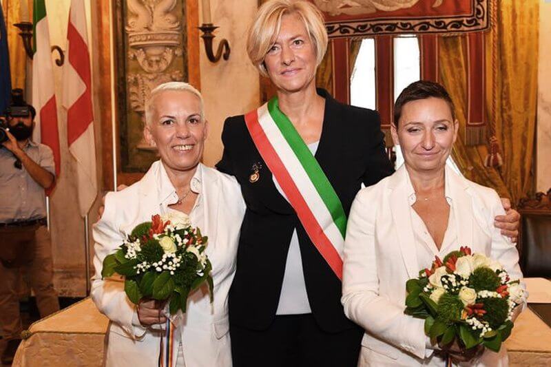 La ministra della Difesa Pinotti ha sposato a Genova Pamela e Elisabetta