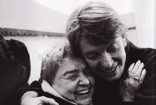 Fernanda Pivano è stata una traduttrice, scrittrice, giornalista e critica musicale. Qui è ritratta con Fabrizio De André.