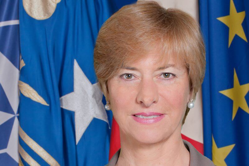 La ministra della Difesa Pinotti contro l’omofobia in caserma. E annuncia: “Sposerò due donne”