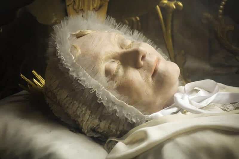 Cadaveri sublimi: ritratti fotografici alle reliquie dei santi italiani - santi - Gay.it