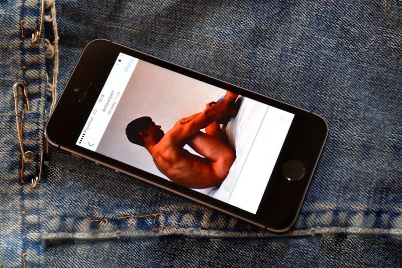 Sexting: uno studio rivela che le persone insicure preferiscono le chat esplicite agli incontri - Gay.it