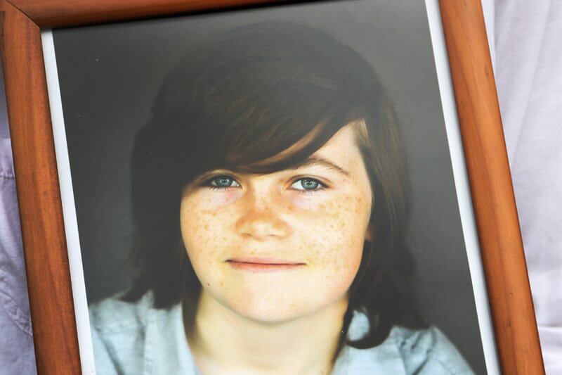 Lo staff dell’ospedale specializzato lo tratta da ragazza, teenager trans si suicida