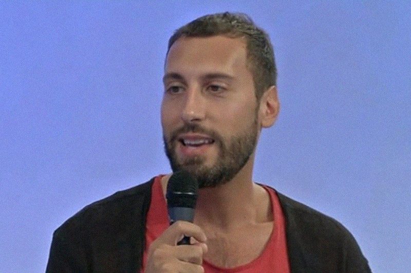 Uomini e Donne, parla un ex corteggiatore: “Il trono gay è illusorio e finto”