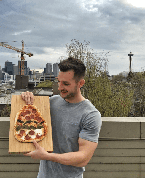 Questo ragazzo gira il mondo facendosi selfie hot mentre mangia pizza