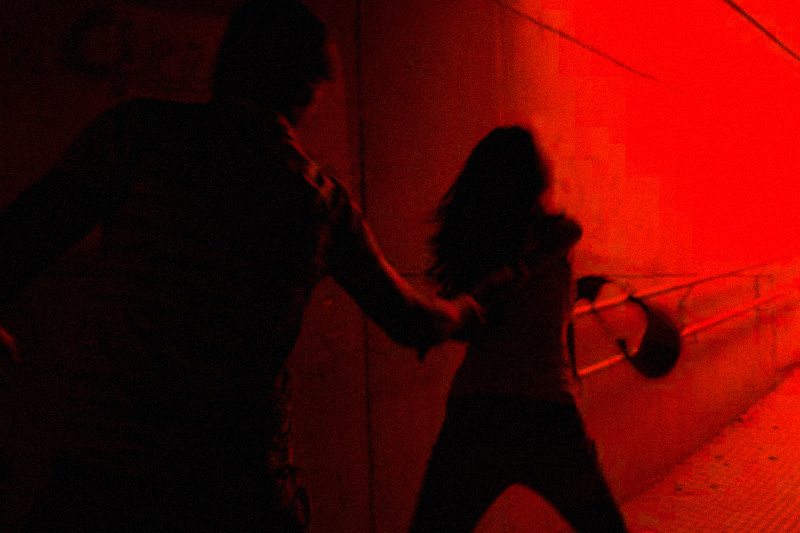 Noemi, prostituta transgender di Napoli, chiede aiuto: “Di notte un uomo mi cerca per picchiarmi a sangue”