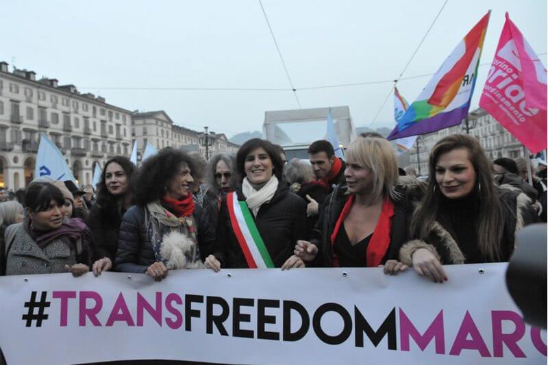 Torino: la sindaca Appendino guida la Trans Freedom March contro la transfobia