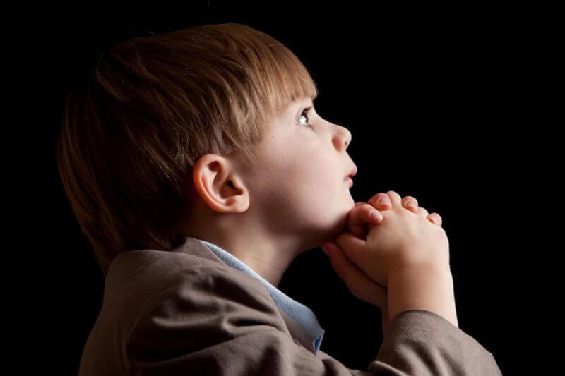 I bambini religiosi sono meno generosi di quelli atei: la scienza lo dimostra