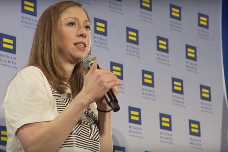Chelsea Clinton esorta la comunità LGBT al voto: “L’amore deve trionfare sull’odio”