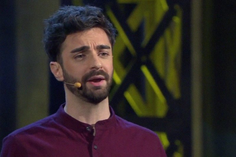 Il nuovo bellissimo monologo di Daniele Gattano: “Essere gay non è facile”