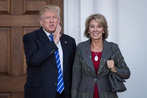 Trump ha scelto come ministra dell'Istruzione una milionaria anti-LGBT - devos - Gay.it