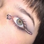 Dickliner: il nuovo trend è disegnarsi peni intorno agli occhi - Thumbnail
