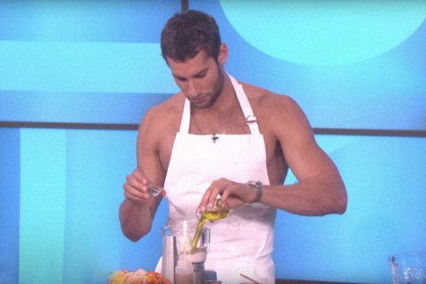 Ellen prende lezioni di cucina dallo chef diventato famoso sul web per le sue doti... culinarie! - franco noriega ellen - Gay.it
