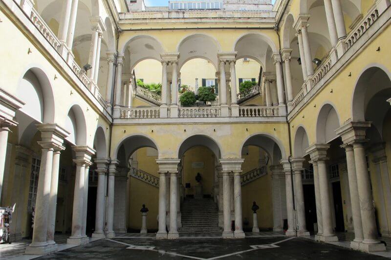 Genova: l’università introduce il libretto per trans, scoppia la polemica