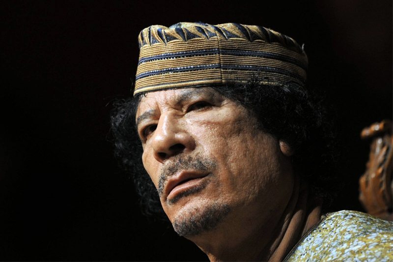 “Gheddafi era bisessuale, mi voleva come sua regina del deserto”: lo racconta l’ex ministro Mitterand