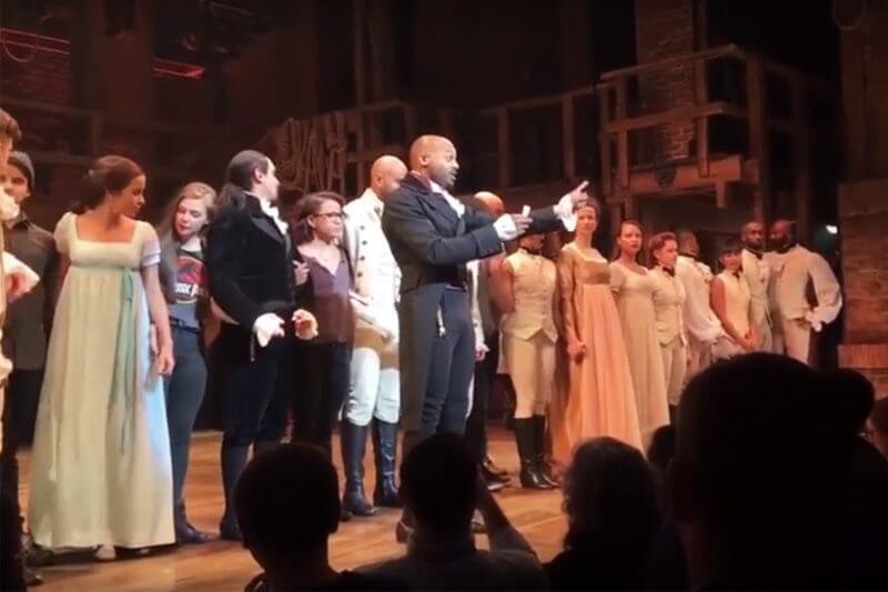 Il cast del musical Hamilton prende la parola contro il vice di Trump presente in sala