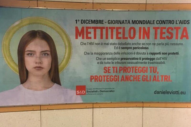 Il condom diventa un’aureola: la campagna contro l’AIDS per la Chiesa è una “inutile provocazione”