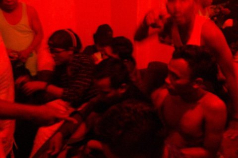 Indonesia: arrestati 13 gay in un raid, anche se non stavano commettendo alcun crimine - indonesia gay - Gay.it