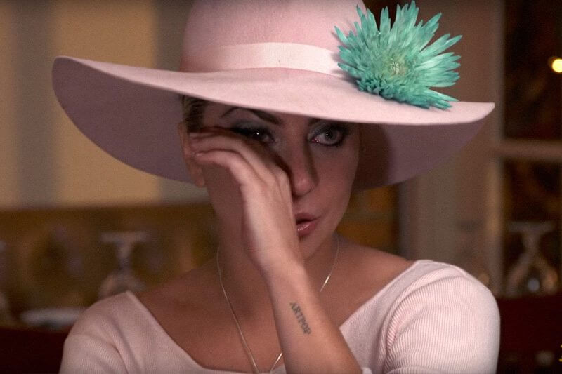 Un fan di Lady Gaga viene ucciso, la famiglia incide sulla lapide un verso di una sua canzone. Ecco come reagisce la popstar