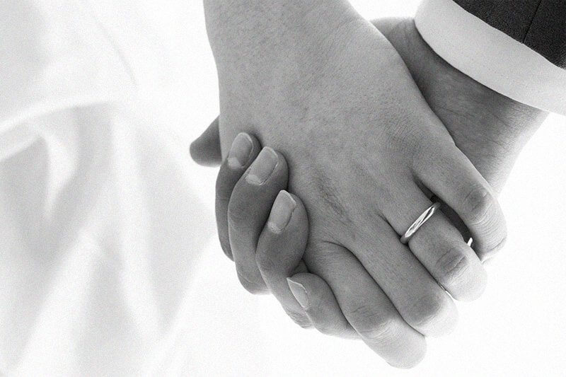 Papà gay si rifiuta di pagare il matrimonio della figlia omofoba