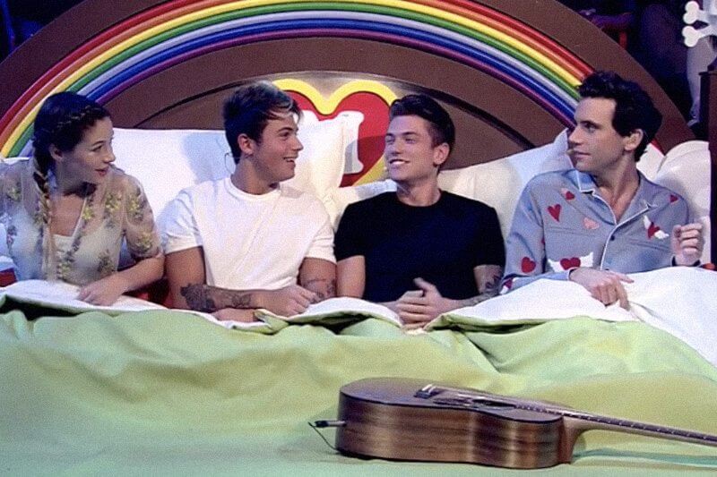 Casa Mika boom di ascolti: sketch gay dal “Vizietto” e Benji e Fede nel letto!