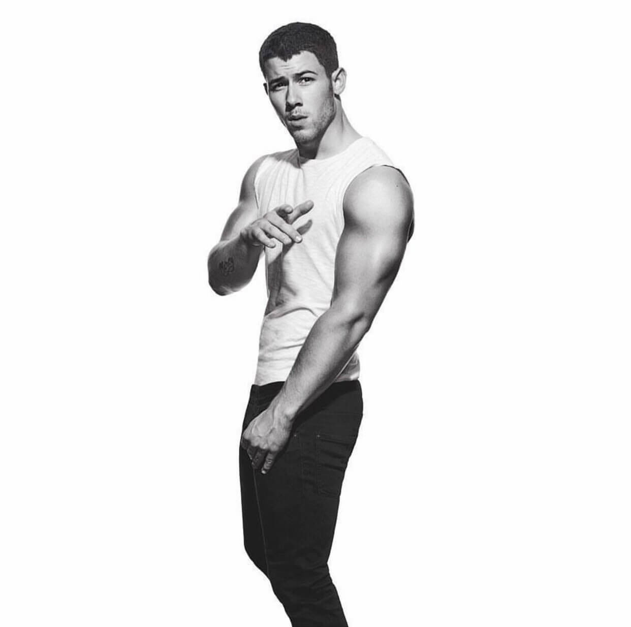 Nick Jonas hot mostra i muscoli su Men's Fitness!