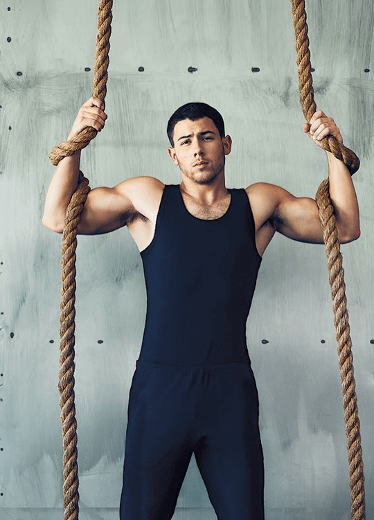 Nick Jonas hot mostra i muscoli su Men's Fitness!