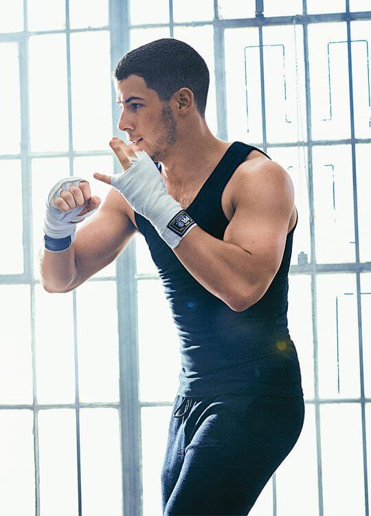 Nick Jonas hot mostra i muscoli su Men's Fitness!