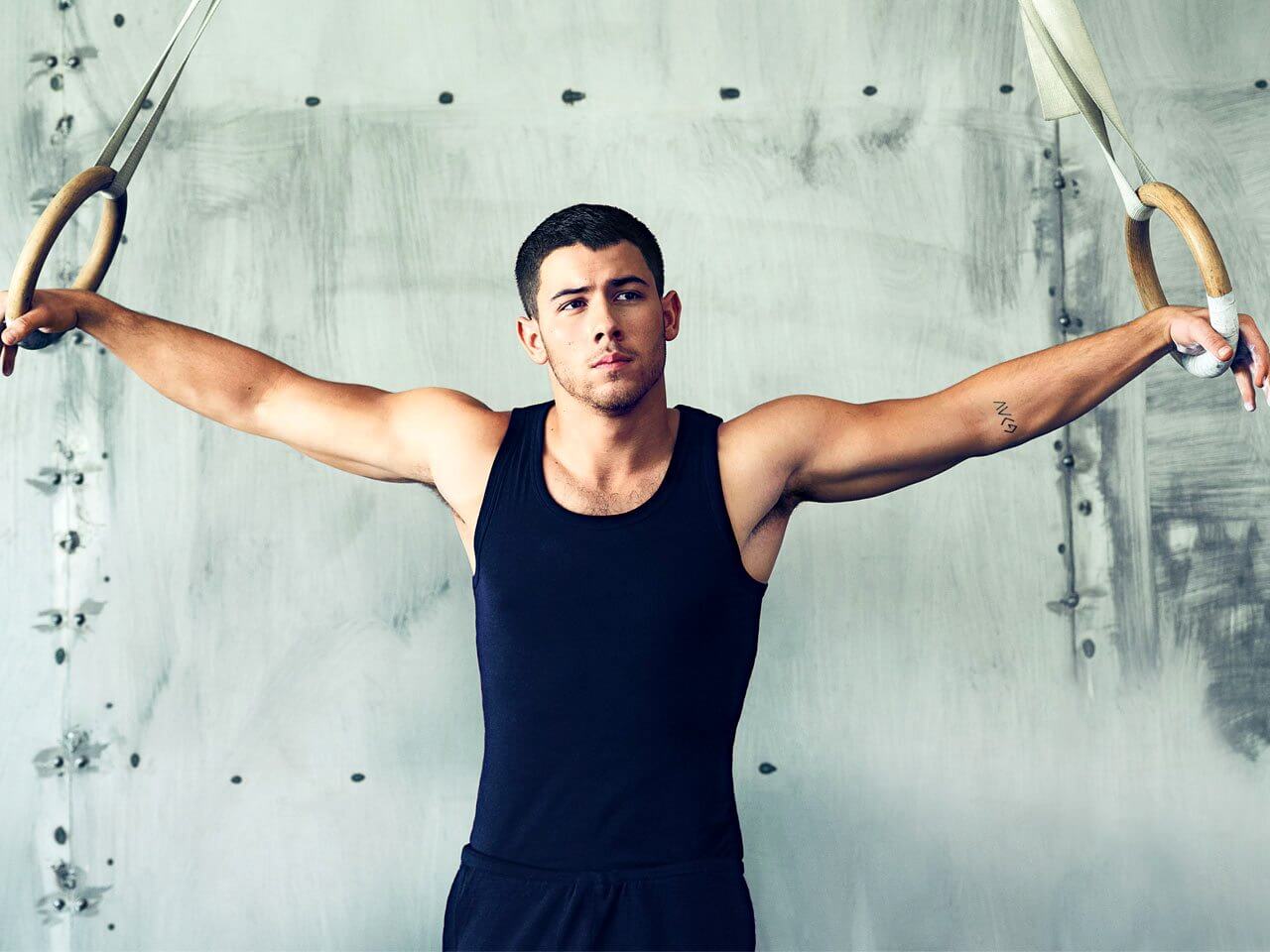 Nick Jonas hot mostra i muscoli su Men's Fitness!