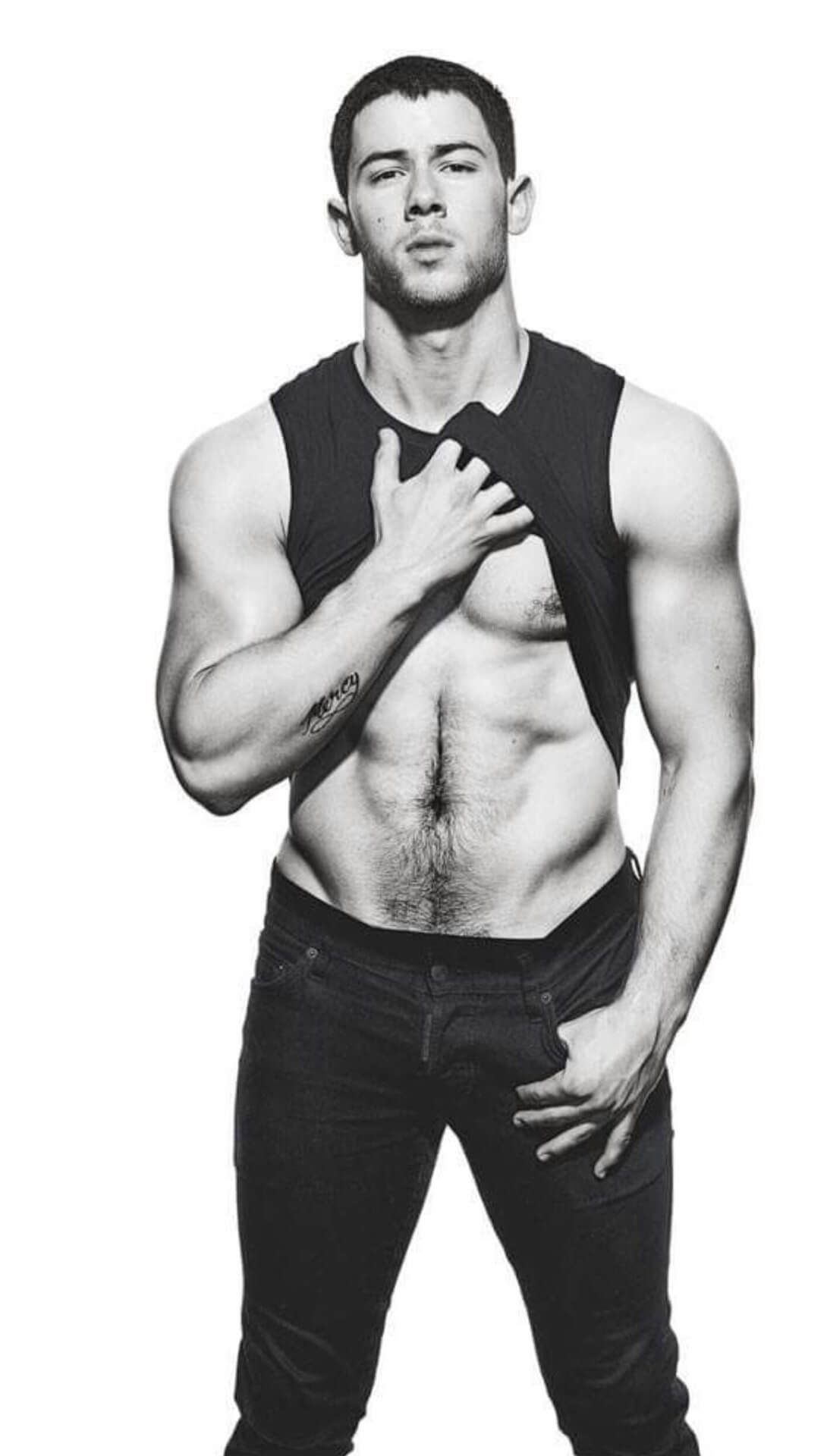 Nick Jonas hot mostra i muscoli su Men's Fitness!