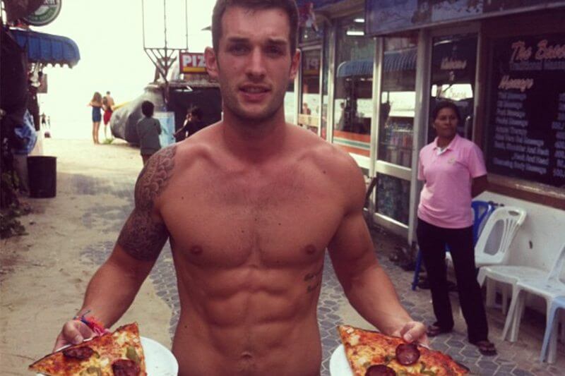 Questo ragazzo gira il mondo facendosi selfie hot mentre mangia pizza - pizza - Gay.it