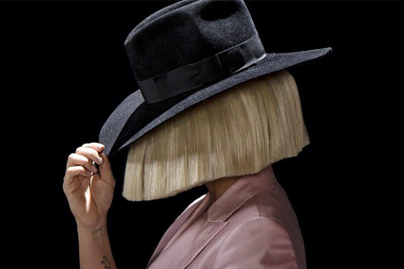 10 cose che mi commuovono di Sia, la popstar che odia la fama - sia - Gay.it