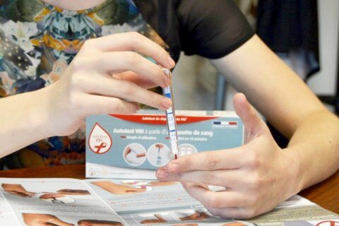 HIV, svolta in Italia: per la prima volta un dispositivo per fare il test sarà disponibile in farmacia - test hiv 1 - Gay.it