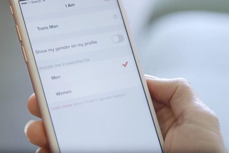 Tinder ha finalmente introdotto opzioni più inclusive per i transgender