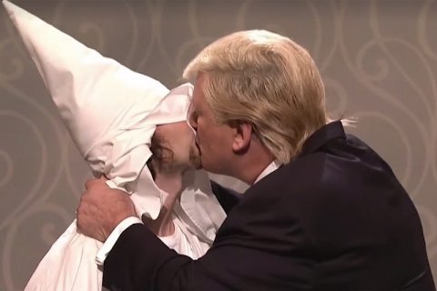 Al Saturday Night Live Donald Trump bacia Putin (e non solo) - trump 1 - Gay.it